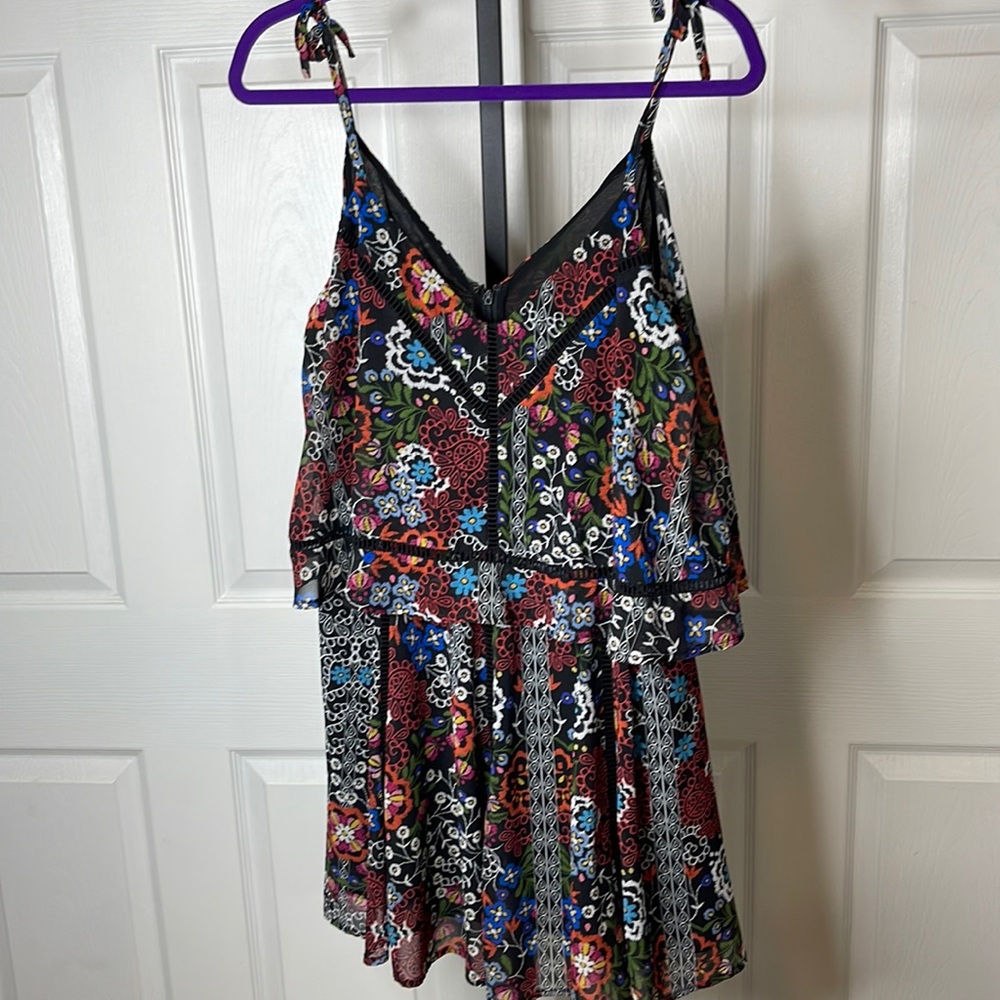Women’s sleeveless layered top SZ 8 shoulder tie straps V-neck, back zipper